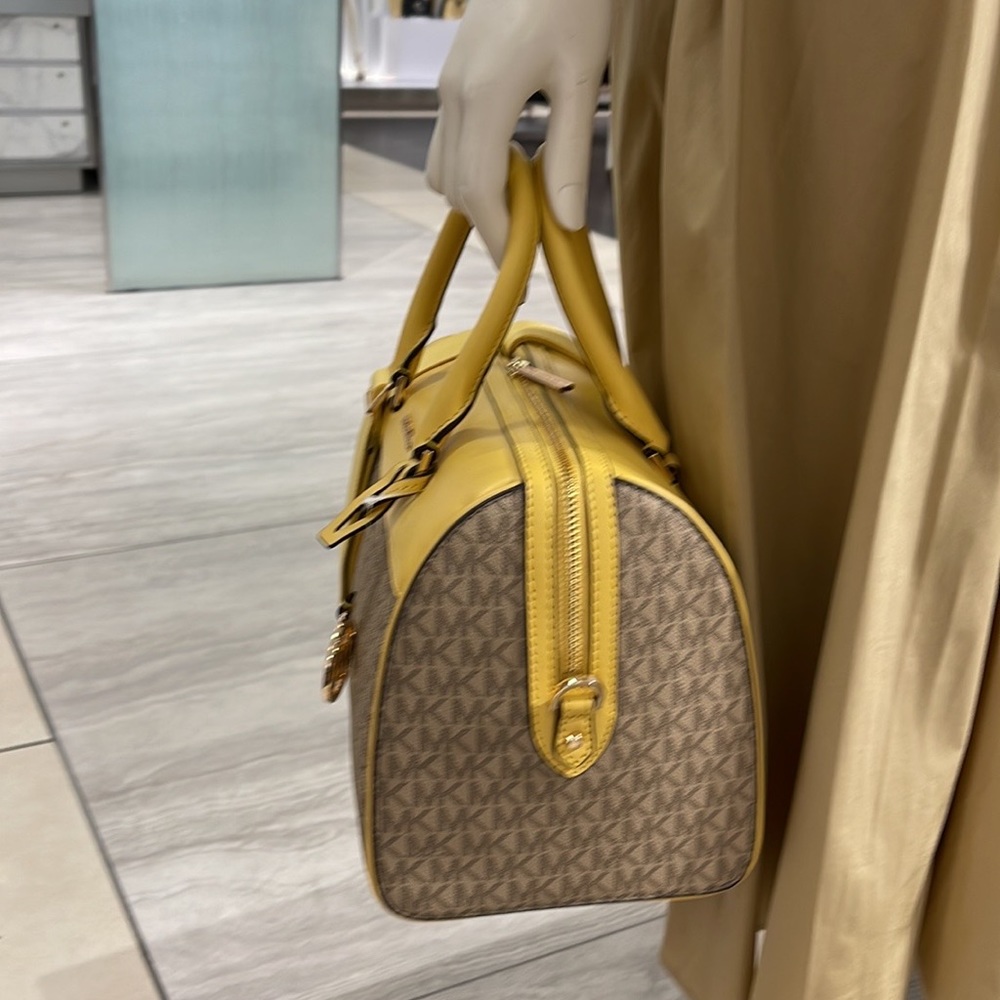 Michael Kors med Duffel Travel Leather/Coated
35S2GTFU2B
DAFFODIL
MD DUFFLE
NWT - Picture 9 of 16